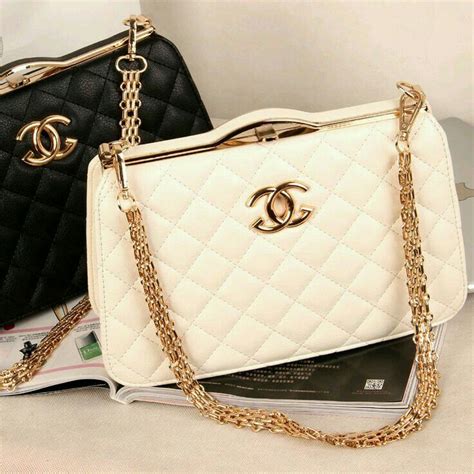 saco chanel mujer|EL BOLSO CHANEL.